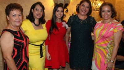 Alba Mejía, Sandra Lily Alvarado, Michelle Montoya Alvarado junto a Odalma Hernández y Josseline Gattás.