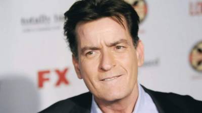 Según medios de Estados Unidos, Charlie Sheen habría mantenido en secreto su condición de ser portador de VIH positivo.