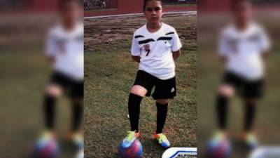 Uno de sus entretenimientos era el fútbol que jugaba en el Polideportivo de Tela.