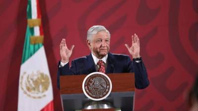 El presidente de México, Andrés Manuel López Obrador, habla este viernes durante su rueda de prensa matutina, en Palacio nacional de Ciudad de México (México). López Obrador dio su particular decálogo feminista y aseguró que no evade su responsabilidad, mientras a las afueras de Palacio Nacional había protestas contra el feminicidio que se extenderán hoy por la capital y varias ciudades del país.