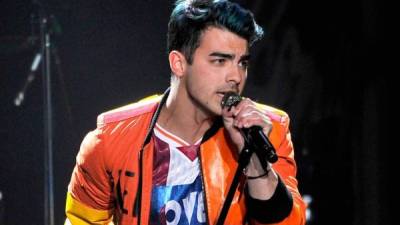 Joe Jonas inició su carrera con sus hermanos Nick y Kevin en Los Jonas Brothers, con quienes editó cuatro álbumes entre 2006 y 2009 registrando más de 17 millones de discos vendidos.