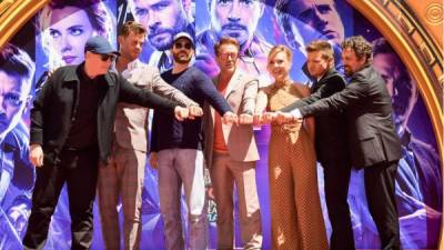 El presidente de Marvel Studios Kevin Feige, Chris Hemsworth, Chris Evans, Robert Downey Jr., Scarlett Johansson, Jeremy Renner y Mark Ruffalo, asisten al TCL Chinese Theatre IMAX donde el elenco de 'Avengers: Endgame' plasmará sus huellas. AFP