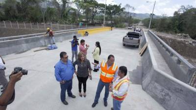 El alcalde Armando Calidonio recorrió ayer la obra en compañía de varios funcionarios. Foto: Wendell Escoto