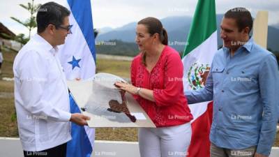 La gobernadora Martha Alonso y su esposo Rafael Moreno junto al presidente hondureño Juan Orlando Hernández.