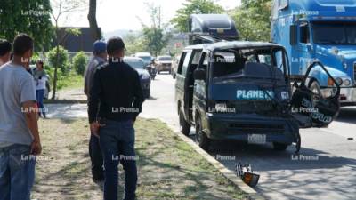 El 'rapidito' quedó prácticamente destruido de la parte de enfrente después del encontronazo.