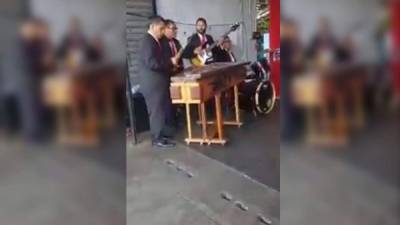 La marimba fue grabada en las afueras de un supermercado en Guatemala.