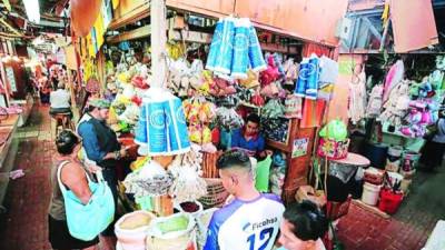 Los comercios reportan bajas ventas pese a la reapertura.