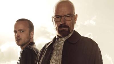 Braking Bad fe protagonizada por Bryan Cranston (d) como Walter White y Aaron Paul (i) como Jesse Pinkman.