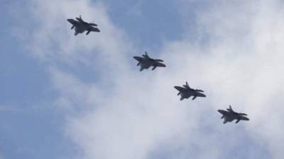 En la imagen, cuatro cazas F-22 Raptor. EFE/Archivo