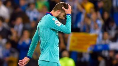 Gerard Piqué se lamenta tras empatar en el campo de la Real Sociedad. Foto AFP