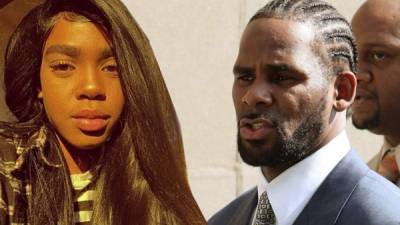 Buku Abi (i), hija del cantante R. Kelly (d).