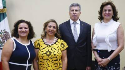 Emma Aguayo de Shugert, Maribel y Gilberto Limón junto a Karen Calidonio.