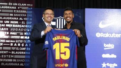 Paulinho y Josep María Bartomeu en la presentación oficial.