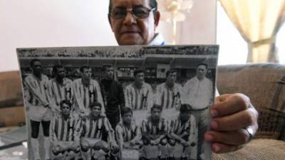 Marco Antonio 'Tonín' Mendoza, abogado de 72 años, capitán de la selección de Honduras en aquel entonces, muestra al equipo.