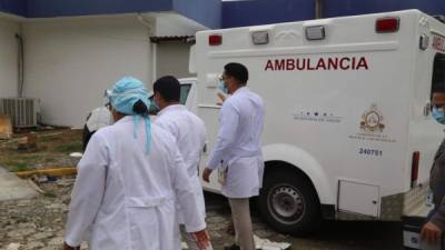 Personal de Salud recorriendo las instalaciones del hospital de Puerto Cortés.