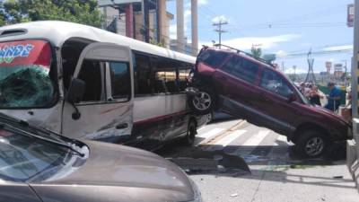 Tres vehículos participaron en el accidente.