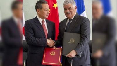 El canciller Miguel Vargas y Wang Yi.