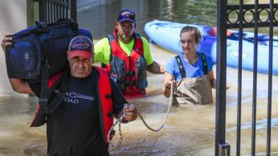 Un grupo de residentes se transporta en un bote en Houston, Texas. EFE