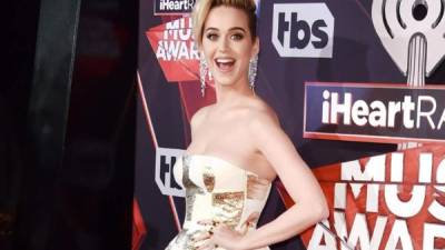 Katy Perry reveló que Niall Horan la pretende; sin embargo, el joven dice que solo desea ser su amigo.