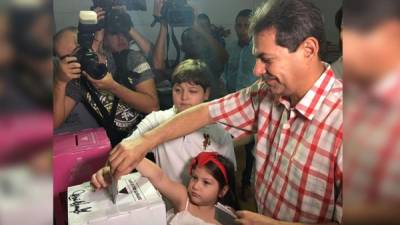 El precandidato a alcalde Marlon Lara vota en la ciudad de San Pedro Sula.