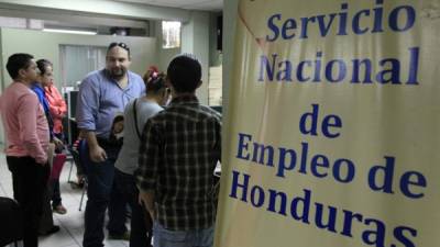 Adultos y jóvenes llegan a las oficinas regionales de la Secretaría de Trabajo en busca de una vacante.