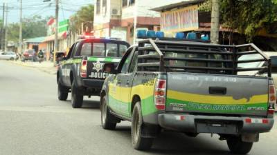 Vehículos de la Policía Municipal recorren la 20 calle del barrio Las Palmas. Foto: Franklyn Muñoz.