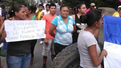 Una imagen dice más que mil palabras. Arriba el coraje y la impotencia de familiares y vecinos de Claudia Patricia, quienes se tomaron la carretera CA-13 exigiendo que se esclarezca el crimen. Fotos: Samuel Zelaya