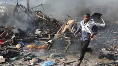 Un hombre recorre la escena de una explosión masiva frente al Hotel Safari en la capital, Mogadiscio, Somalia. EFE