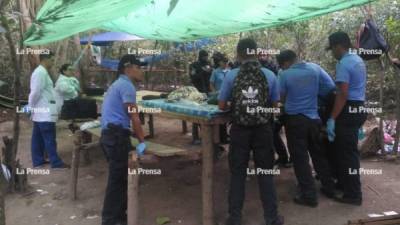 Agentes de la DPI inspeccionan el lugar.