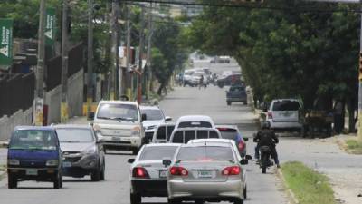 Carros circulando por la 27 calle.