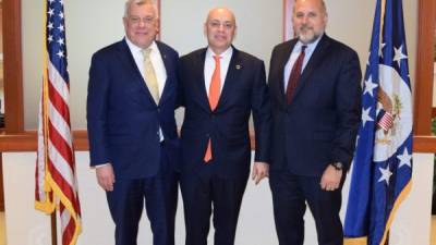 El Fiscal General de la República, Óscar Fernando Chinchilla (centro), se reunió con el subsecretario de Estado para Asuntos del Hemisferio Occidental de Estados Unidos (EEUU), Michael Kozak (derecha).