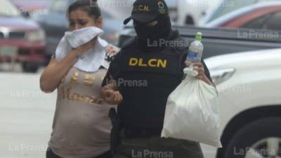 Momentos en que Ilsa Rebeca Cruz era llevada por agentes de la DLCN.
