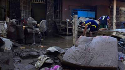 Vecinos de la colonia Nuevo San Juan en La Lima regresan a sus casas hoy viernes para comenzar la limpieza de los desastres que dejó a su paso Iota en el Valle de Sula. Foto EFE