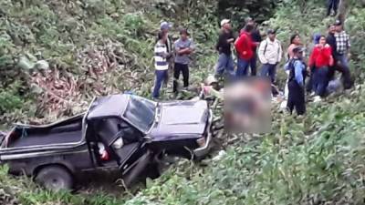 El carro cayó en una hondonada.