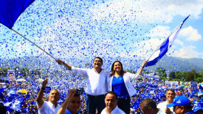 El candidato del Partido Nacional, Juan Orlando Hernández junto a su esposa Ana y líderes nacionalistas en el cierre de campaña en San Pedro Sula.