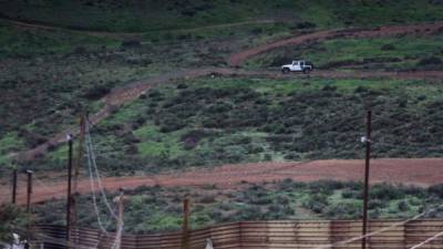 Una patrulla migratoria es vista en el costado estadounidense del muro de lámina que separa al territorio mexicano con el de EE.UU., en el estado de Baja California (México). EFE/Archivo