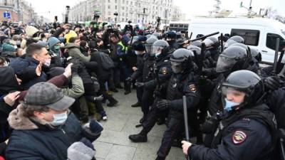 Los manifestantes chocan con la Policía antidisturbios durante una manifestación en apoyo del líder opositor encarcelado Alexei Navalny en el centro de Moscú. Foto AFP