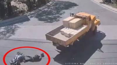 En el video se muestra cómo quedó tirado en el asfalto el motociclista.