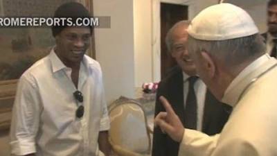 Luego de la difícil pregunta hecha por el Papa, el jugador brasileño inclinó su cabeza.