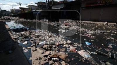 Las calles del centro de La Lima siguen anegadas de agua turbia que comienza a emanar olores nauseabundos.