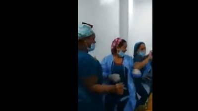 Las enfermeras bailan mientras preparan a una paciente para que sea intervenida en el quirófano.