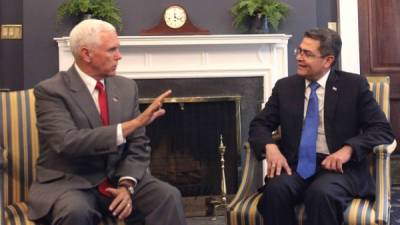 Mike Pence y Juan Orlando Hernández, ayer en la Casa Blanca. “Es un honor acoger hoy al presidente de Honduras para reforzar la fuerte asociación” entre los dos países”, dijo Pence.