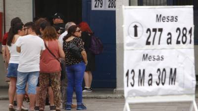 En las últimas semanas, ambos candidatos han hecho grandes esfuerzos por atraer el voto de candidatos que resultaron derrotados en la primera ronda. EFE/Archivo