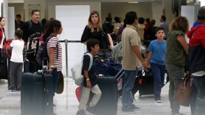 Miles de turistas y nacionales transitan diariamente por el aeropuerto de la capital mexicana./Reforma.