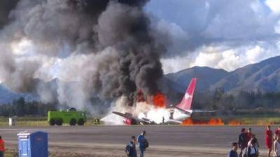 El avión comercial de la aerolínea Peruvian Airlines se incendió hoy al aterrizar en el aeropuerto. Foto: redes