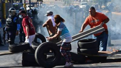 Los residentes de la ladera del Cerro Juana Lainez establecieron una barricada en el bulevar Supaya, durante una protesta que exigía suministros de alimentos. AFP