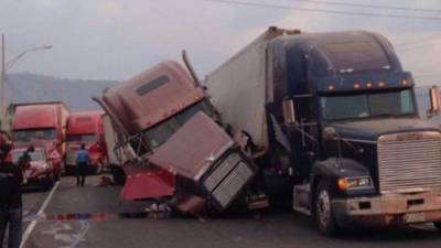 Supuestamente tres rastras colisionaron contra otra que estaba a la orrilla de la carretera.