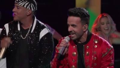 Fonsi y Yankee pusieron a bailar a Alicia Keys y Blake Shelton, entrenadores del programa.