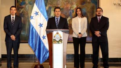 Subcomisionados del Instituto Hondureño del Transporte Terrestre (IHTT) junto al presidente Juan Orlando Hernández, al centro de la foto. Imagen de archivo.