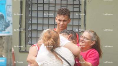 Familiares de la víctima lloraban desconsolados al enterarse de su muerte.